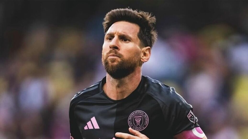 Месси на поле — Фанаты выбежали на поле и повалили Месси