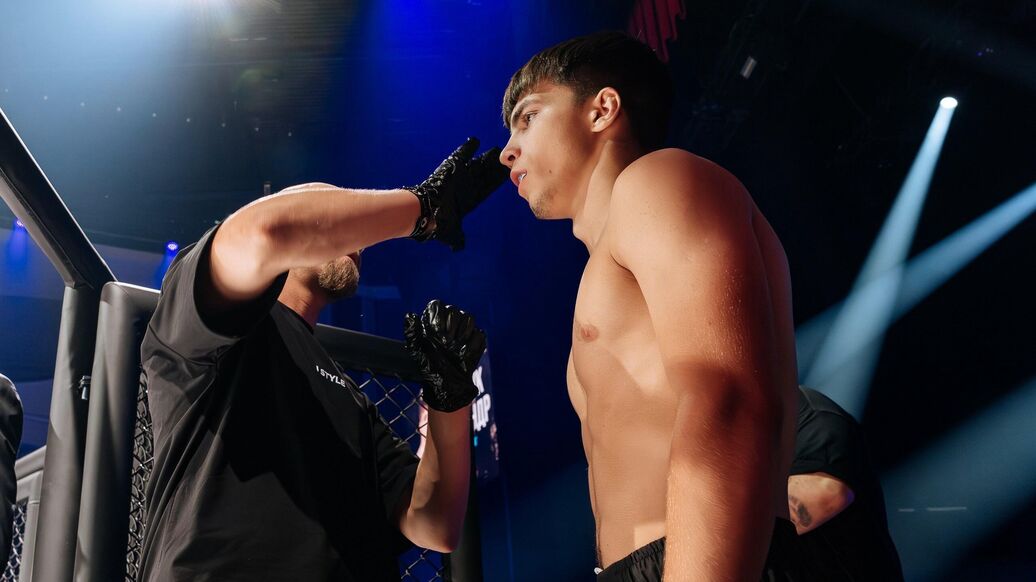 травма боеца, сальто назад, победа в ММА — Российский боец получил серьезную травму во время празднования