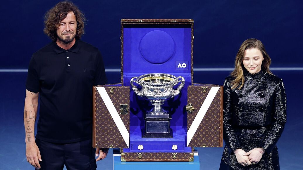 Марат Сафин трофей Australian Open — Марат Сафин и Хлоя Грейс Морец представили трофей Australian Open