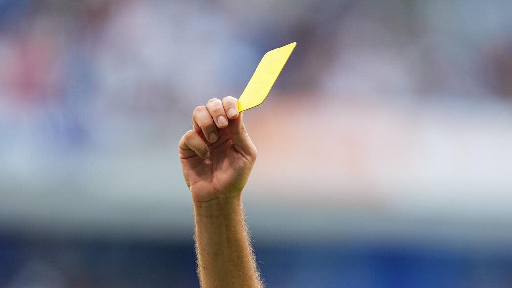 футбольные судьи VAR — Футбольным судьям разрешили проверять вторые желтые карточки