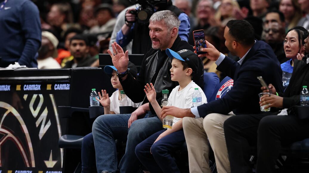 Овечкин Джеймс НБА — Овечкин на матче НБА с Леброном Джеймсом