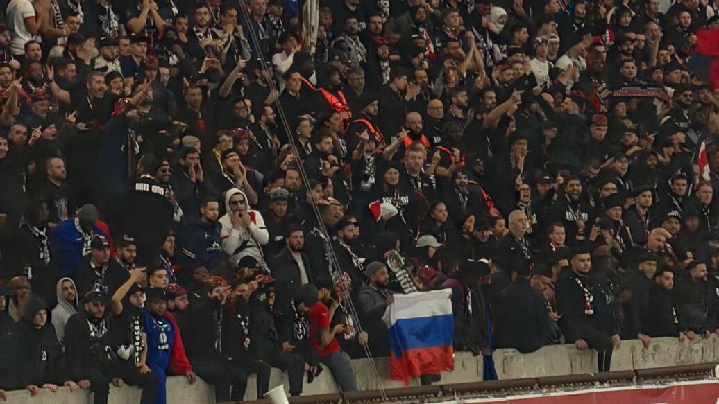 ПСЖ, российский флаг, футбол — Флаг России на матче ПСЖ в Париже