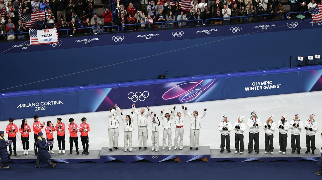 жалоба фигуристов, покрытие подиума — Жалоба японских фигуристов на покрытие подиума Олимпиады