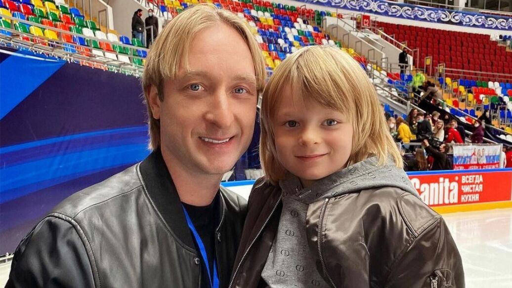 Плющенко сальто на льду — Евгений Плющенко осваивает сальто на льду вместе с сыном