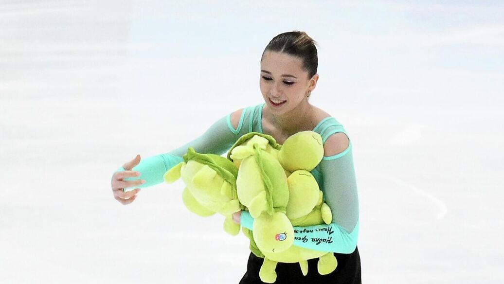 Валиева чемпионат России — Болельщики закидали лед игрушками после выступления Валиевой